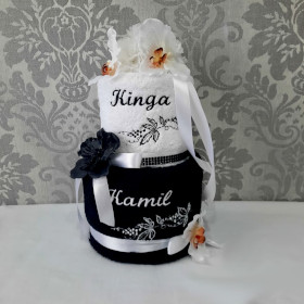 tort z ręczników personalizowanych czarno biały prezent na ślub